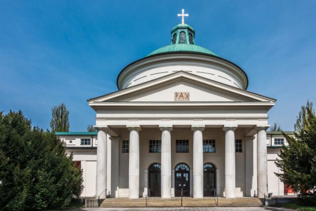 Aussegnungshalle vom Ostfriedhof München - gesehen vom St. Martins Platz