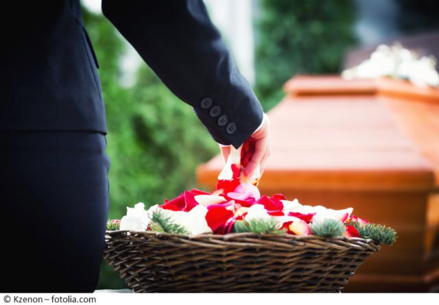 Rosenblätter am Sarg